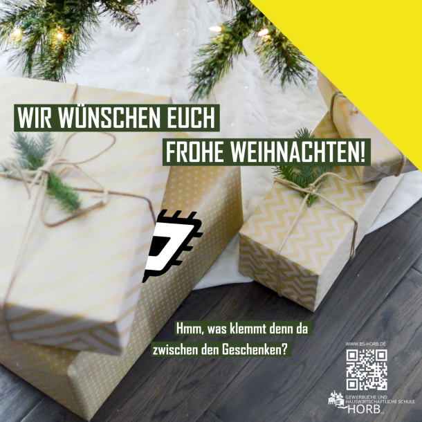Ein Bild mit Geschenken unter dem Weihnachtsbaum. Zwischen zwei Geschenken klemmt ein seltsames Ding. Beschriftung des Bildes: Wir wünschen euch frohe Weihnachten.